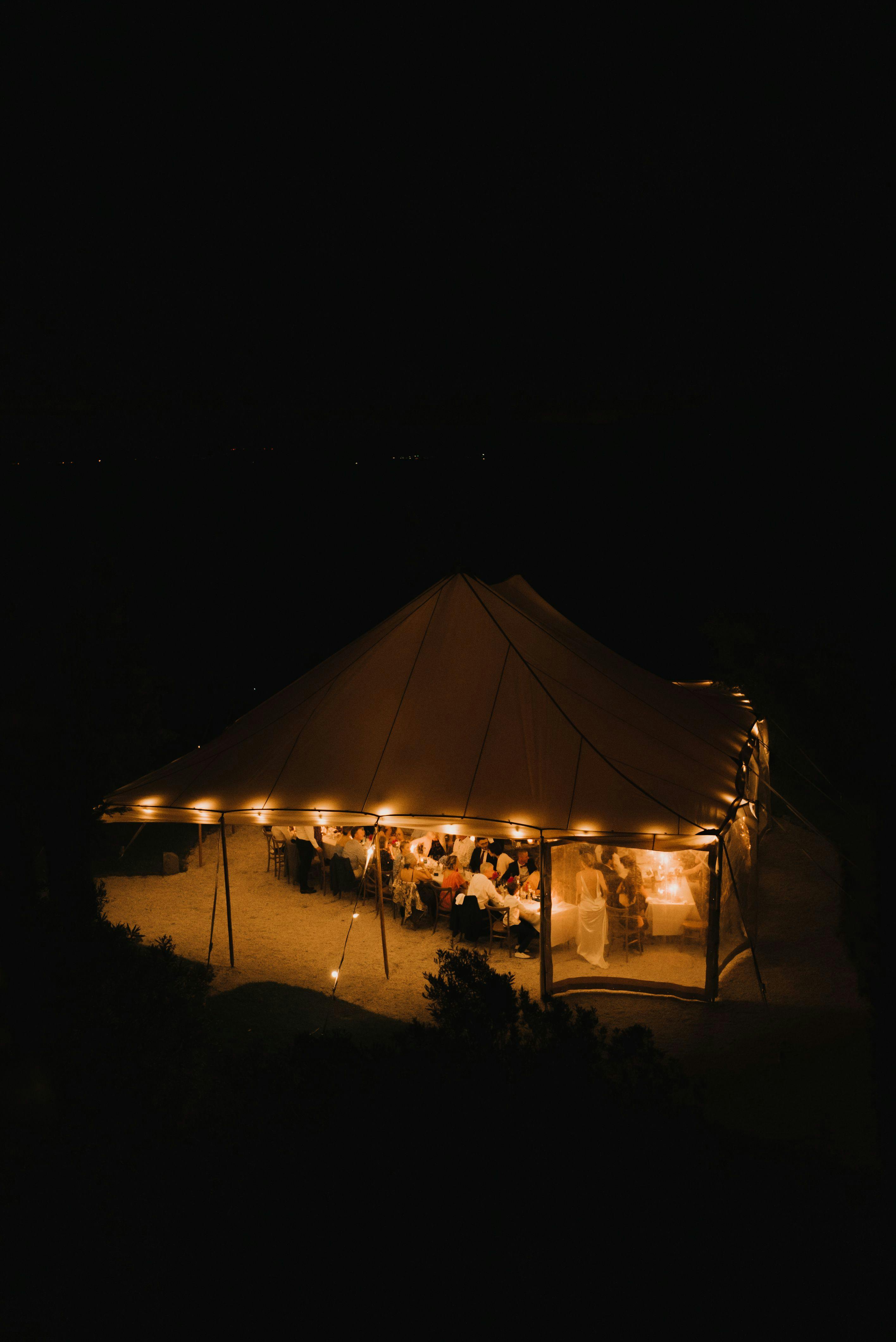 tipi tent at night_wedding in France
