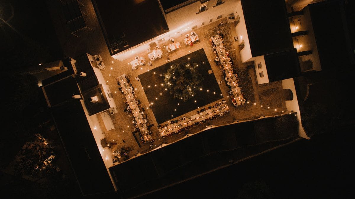 Imagem aérea do jantar de casamento.